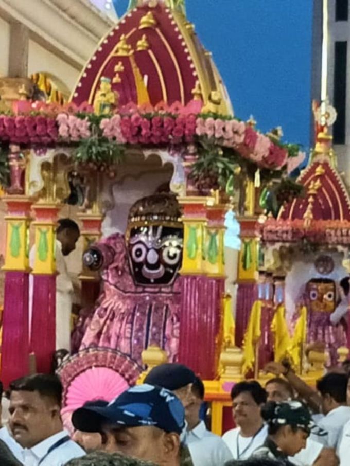 ભગવાન જગન્નાથ નંદીઘોષ રથ પર, બહેન સુભુદ્રાજી કલ્પધ્વજ રથ પર, ભાઈ બલરામ તાલધ્વજ રથ પર બિરાજમાન થઇ નિકળ્યા નગરચર્યાએ.
