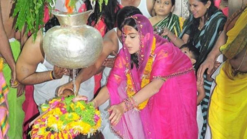 Sara Ali Khan Visits Temple : સારા અલી ખાને મહાકાલ મંદિરની મુલાકાત લેવા બદલ ટીકાકારો ને આપી આવી પ્રતિક્રિયા, ‘લોકો જે ઇચ્છે તે… Sara Ali Khan Visits Temple : સારા અલી ખાને મહાકાલ મંદિરની મુલાકાત લેવા બદલ ટીકાકારો ને આપી આવી પ્રતિક્રિયા, ‘લોકો જે ઇચ્છે તે…