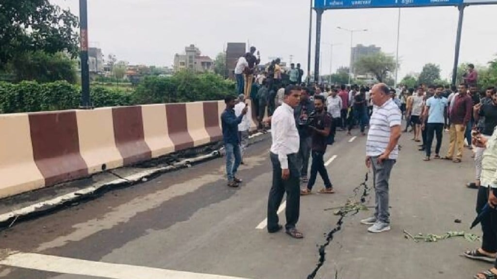 સુરત : ઉદ્ઘાટનના 40 દિવસ પછી જ ક્ષતિગ્રસ્ત થઇ ગયો વરિયાવ-વેડ બ્રિજ, 118 કરોડના ખર્ચે બન્યો હતો સુરત : ઉદ્ઘાટનના 40 દિવસ પછી જ ક્ષતિગ્રસ્ત થઇ ગયો વરિયાવ-વેડ બ્રિજ, 118 કરોડના ખર્ચે બન્યો હતો