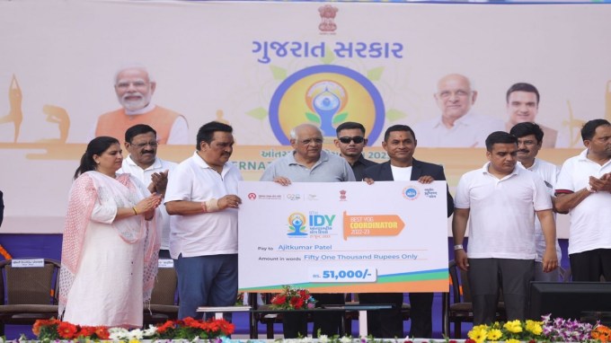 આજે સુરતમાં યોજાયેલા યોગ કાર્યક્રમમાં સુરતીઓએ ગિનિસ બુક ઓફ વર્લ્ડ રેકોર્ડ બનાવ્યો હતો અને સવા લાખની સામે 1.50 લાખ લોકોએ યોગ કર્યો હતો.