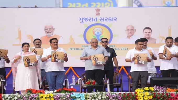 CM ભૂપેન્દ્ર પટેલને ગિનિસ બુક ઓફ રેકોર્ડના પ્રતિનિધિએ ગિનિસ બુક ઓફ રેકોર્ડનું પ્રમાણપત્ર આપ્યું હતું.