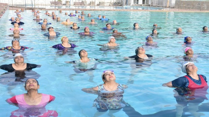 મહિલાઓએ સ્વીમિંગ કોશ્ચૂમ પહેરીને પાણીમાં યોગ કર્યા હતા