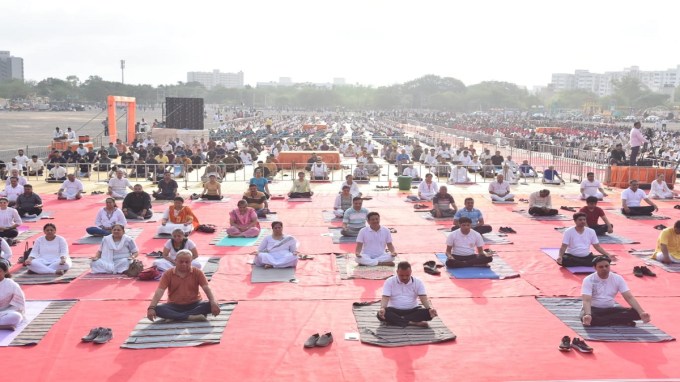 એક સાથે હજારો લોકોએ યોગ કરીને વિશ્વ યોગ દિવસની ઉજવણી કરી
