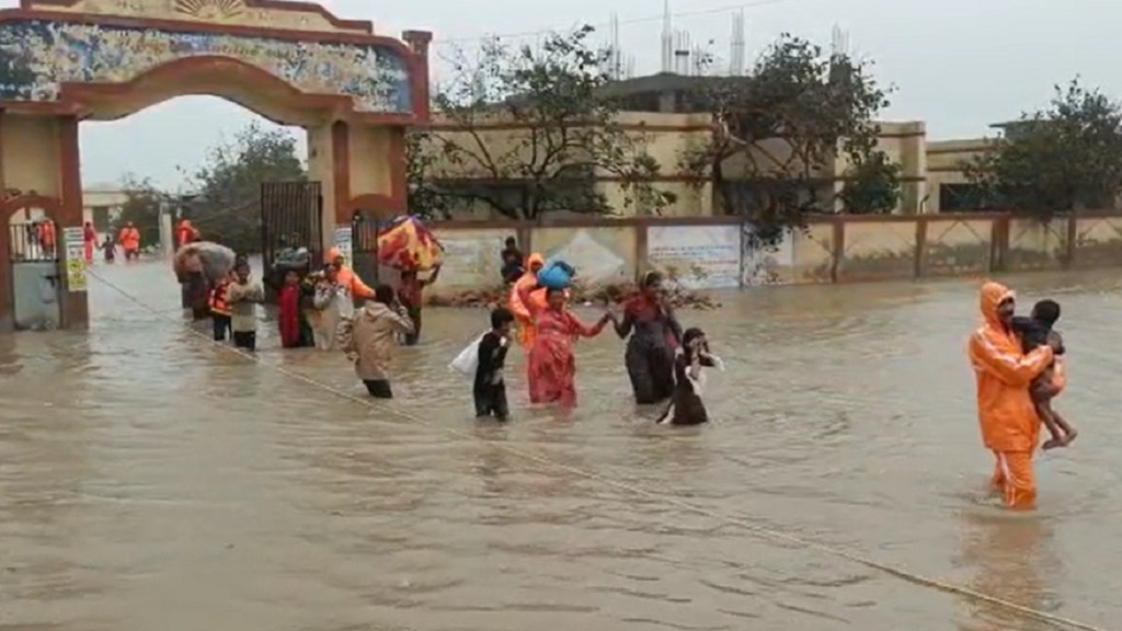 બિપરજોય ચક્રવાત : NDRF એ 127 લોકોનું રેસ્ક્યૂ કર્યું, કોઠારા ગામ જળબંબાકાર