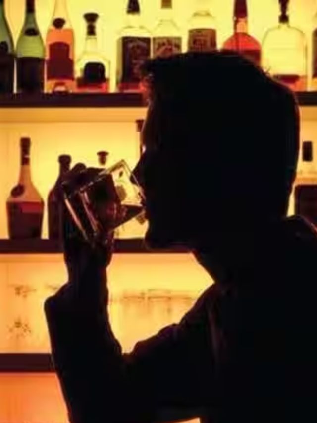 તમારા આલ્કોહોલનું સેવન મધ્યમ કરો : આલ્કોહોલથી થોડી માત્રામાં સ્વાસ્થ્ય લાભ થઈ શકે છે, પરંતુ જો તમે વધુ પડતું પીશો તો તે નુકસાનકારક બની શકે છે. સંશોધન સૂચવે છે કે અતિશય આલ્કોહોલ પેટની ચરબીમાં ફાળો આપી શકે છે. (ફાઇલ ફોટો)