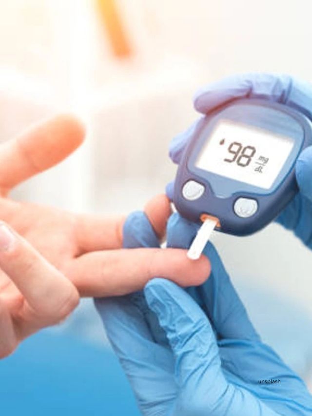 <strong>શું ડાયાબિટીસના દર્દીઓ બીટરૂટનું સેવન કરી શકે છે? </strong>ડાયાબિટીસ ધરાવતી વ્યક્તિઓ માટે, બીટરૂટને ખરેખર સંતુલિત આહારના ભાગ રૂપે સામેલ કરી શકાય છે, પરંતુ એક્સપર્ટના જણાવ્યા અનુસાર, કેટલાક પરિબળોને ધ્યાનમાં લેવું મહત્વપૂર્ણ છે.