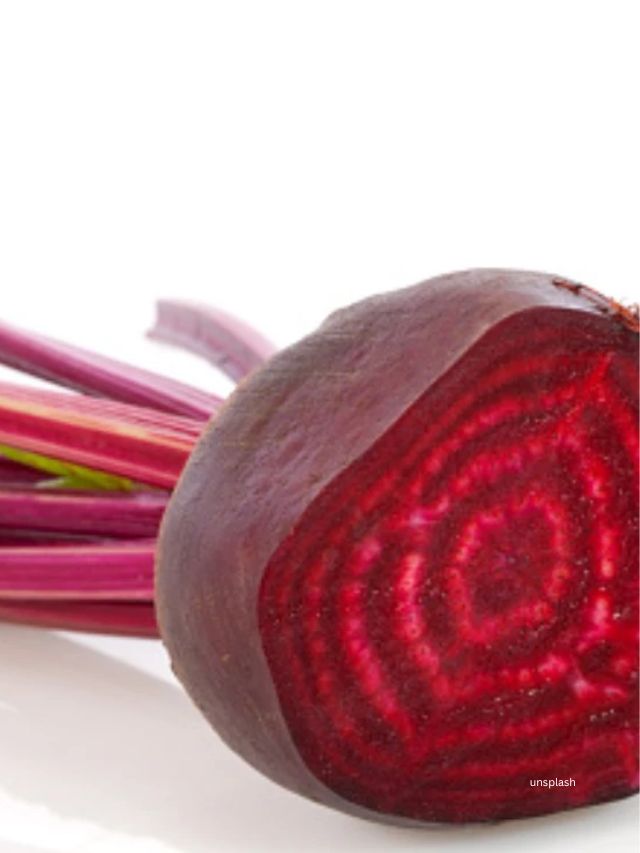 બીટનો કલર ઘેરો લાલ હોય છે, ચીફ ડાયટિશિયન,રિચા આનંદ અનુસાર, ''બીટરૂટનો વાઇબ્રન્ટ લાલ કલર બીટાલેન્સને આભારી છે, જે એન્ટીઑકિસડન્ટ છે જે વિવિધ સ્વાસ્થ્ય લાભો સાથે સંકળાયેલા છે.''