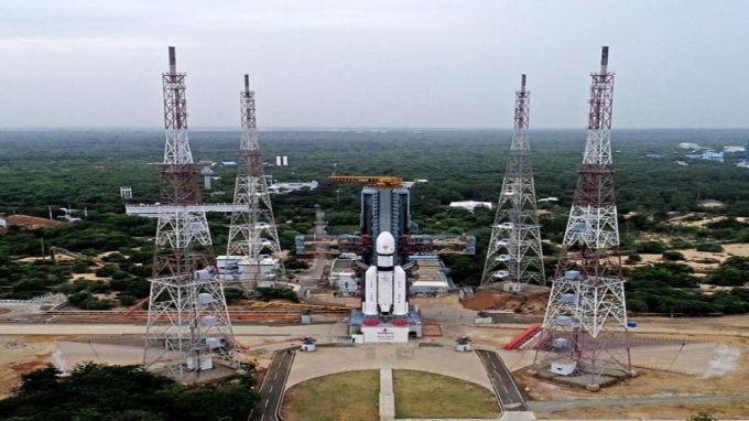 ચંદ્રયાન 3 14 જુલાઈ, 2023ના રોજ બપોરે 2.35 કલાકે લોન્ચ કરવામાં આવશે. ઈસરોના અધ્યક્ષ એસ સોમનાથના જણાવ્યા અનુસાર, ચંદ્રયાન 3 ને 23 અથવા 24 ઓગસ્ટના રોજ ચંદ્ર પર સોફ્ટ-લેન્ડ થવાની અપેક્ષા છે. (Source: @isro.in/instagram)