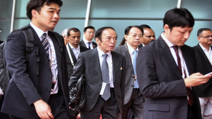 સોમવારે ગાંધીનગરમાં મહાત્મા મંદિર ખાતે જી20 ફાયનાન્સ ટ્રેક મીટિંગ દરમિયાન બેંક ઓફ જાપાનના ગવર્નર, કાઝુઓ યુએડા મીટિંગ રૂમની બહાર જોવા મળ્યા હતા. (Express photo by Nirmal Harindran)