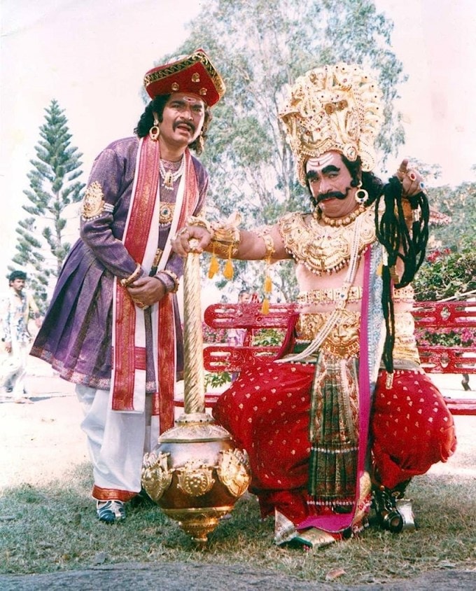 કાદર ખાન વર્ષ 1995માં રિલીઝ થયેલી ફિલ્મ 'તકદીરવાલા'માં યમરાજની ભૂમિકામાં જોવા મળ્યો હતો. આ ફિલ્મ પણ ખરાબ રીતે ફ્લોપ રહી હતી. (હજુ પણ ફિલ્મમાંથી) (Still From Film)