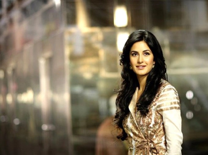 વર્ષ 2008માં જ રિલીઝ થયેલી ફિલ્મ 'હેલો'માં કેટરીના કૈફે ભગવાનનો રોલ કર્યો હતો. 14 કરોડના બજેટમાં બનેલી આ ફિલ્મે બોક્સ ઓફિસ પર માત્ર 12.11 કરોડની જ કમાણી કરી હતી. આ ફિલ્મ ખરાબ રીતે ફ્લોપ થઈ હતી. (Still From Film)