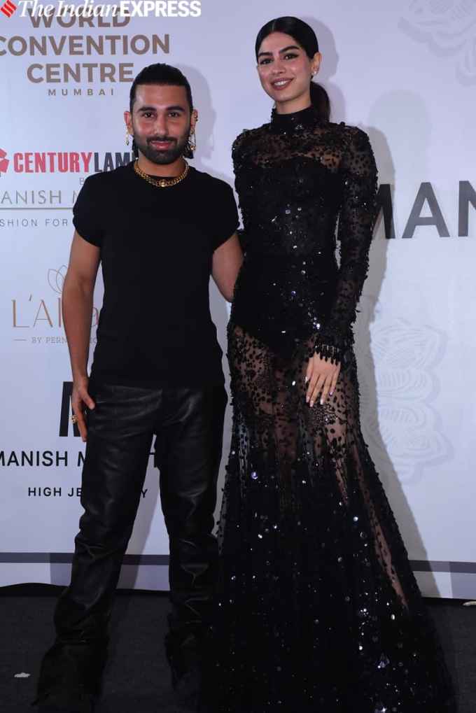 ખુશી કપૂર બ્લેક કપડા પહેરીને અદભૂત લાગી રહી હતી. તેની સાથે એક મિત્ર ઓરહાન અવત્રામાની પણ જોડાયો હતો. (તસવીરઃ વરિન્દર ચાવલા)