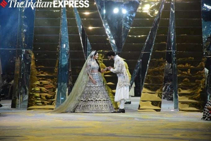 મનીષ મલ્હોત્રાએ ગઈકાલે રાત્રે મુંબઈમાં બ્રાઈડલ કોચર શોનું આયોજન કર્યું હતું અને રણવીર સિંહ અને આલિયા ભટ્ટ ફેશન શો માટે શો સ્ટોપર્સ બન્યા હતા. (તસવીરઃ વરિન્દર ચાવલા)