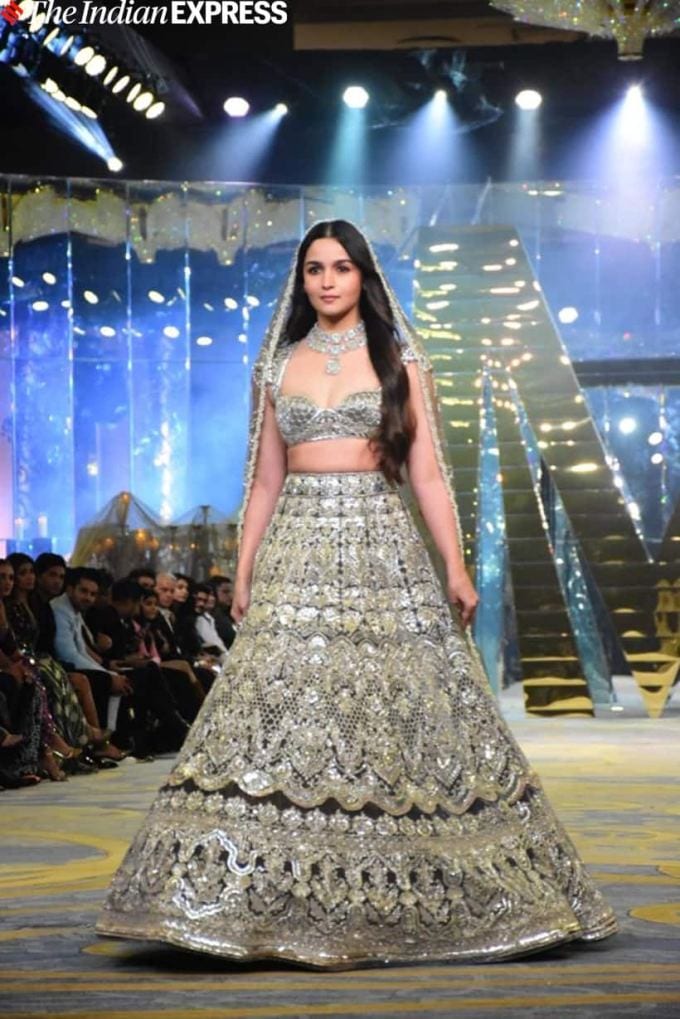 આલિયાએ અદભૂત લહેંગામાં સ્ટેજ પર ધૂમ મચાવી હતી. (તસવીરઃ વરિન્દર ચાવલા)