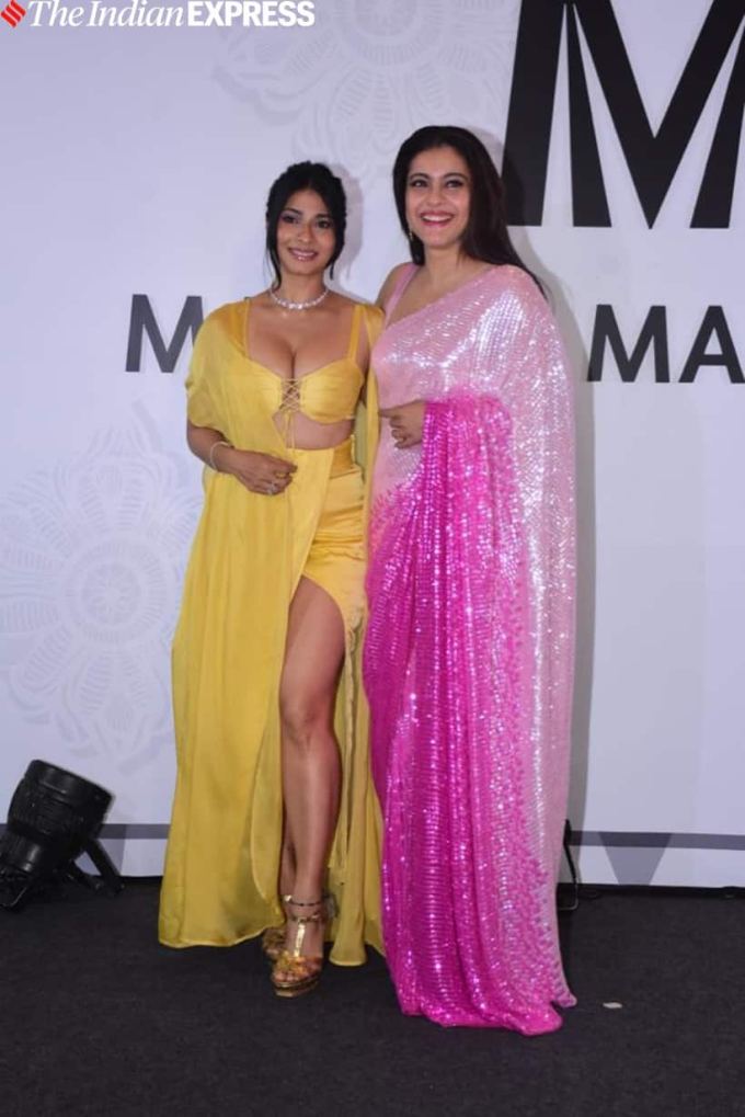 કાજોલે તેની બહેન તનિષા મુખર્જી સાથે જોવા મળી હતી.  (તસવીરઃ વરિન્દર ચાવલા)