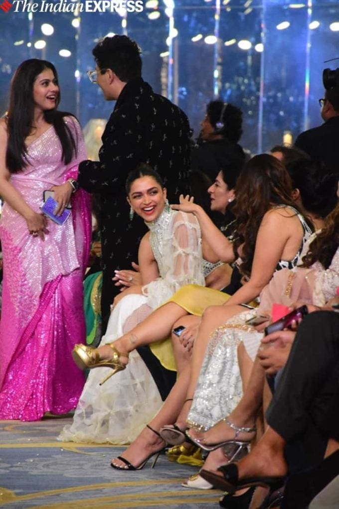 દીપિકા પાદુકોણ પ્રેક્ષકોમાં તેના પતિ રણવીરને રેમ્પ પર ચાલતી વખતે તેને ચીયર કરતી જોવા મળી હતી. (તસવીરઃ વરિન્દર ચાવલા)