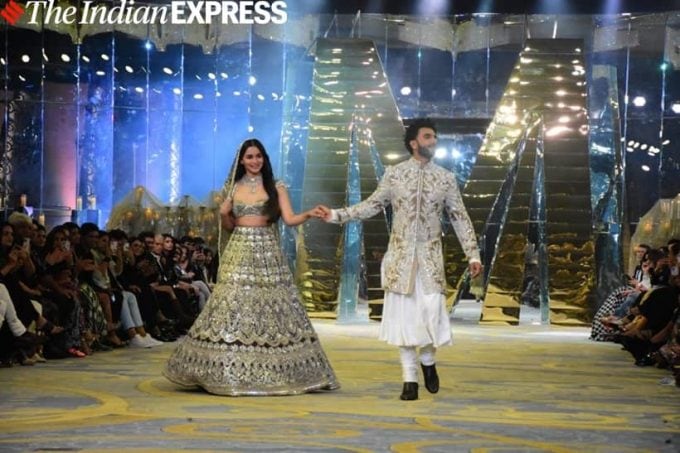 રણવીર સિંહ અને આલિયા ભટ્ટે 20 જુલાઈના રોજ મનીષ મલ્હોત્રા માટે રેમ્પ વોક કર્યું હતું. આ ઈવેન્ટમાં દીપિકા પાદુકોણ, કાજોલ, કરણ જોહર, જાહ્નવી કપૂર અને ખુશી કપૂરે હાજરી આપી હતી. (તસવીરઃ વરિન્દર ચાવલા)