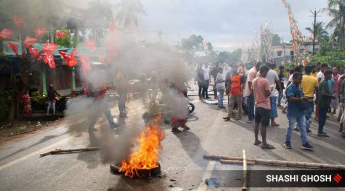 રાજરહાટમાં પણ પંચાયતની ચૂંટણીમાં ભારે હિંસા જોવા મળી. જંગરા હટિયારા નંબર 2 પંચાયત વિસ્તારમાં સીપીએમ અને તૃણમૂલ વચ્ચે જોરદાર અથડામણ થઈ હતી. તૃણમૂલ પર બહારના લોકોને લાવવાનો અને બૂથ પર તોફાન કરવાનો આરોપ છે. બદમાશો બૂથમાં ઘૂસી ગયા હતા. સ્થાનિકોનો દાવો છે કે અનેક રાઉન્ડ ફાયરિંગ કરવામાં આવ્યું હતું. સીપીએમ-તૃણમૂલે એકબીજા પર હુમલો કરવાનો આરોપ લગાવ્યો છે.