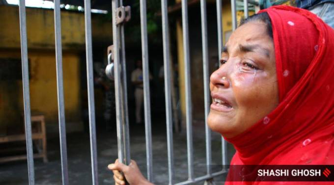 પંચાયતની ચૂંટણીમાં પશ્વિમ બંગાળ જાણે હત્યા, બોમ્બ ધડાકા અને ગોળીબારથી હચમચી ઉઠ્યું. બંગાળમાં મતદાનની સવારથી જ જાણે મોતનું સરઘસ શરૂ થયું. શાસક પક્ષથી લઇને વિપક્ષ અને સામાન્ય મતદારો પણ હિંસાનો ભોગ બન્યા. નિર્દોષ લોકો હિંસાનો શિકાર બન્યા. હિંસક ટોળાએ રીતસરનો આતંક મચાવ્યો. ચૂંટણી 2023 અગાઉ કરતાં ઘણી હિંસક અને લોહિયાળ બની.