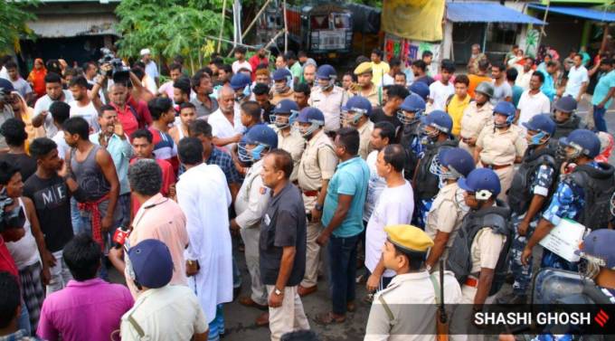 માલદાના રતુઆના દેવીપુરમાં ભારે અશાંતિ જોવા મળી. દેવીપુર પંચાયતના બૂથ નંબર 46 પર ફાયરિંગ થયાની ફરિયાદ. તૃણમૂલ પર બૂથ પર કબજો કરવાનો અને સામાન્ય મતદારોને મારવામાં આવ્યો. આ ઘટનામાં એક વ્યક્તિને ગોળી વાગી હતી. બોમ્બ વિસ્ફોટમાં વધુ 4 લોકો ઘાયલ થયા છે. બદમાશોએ બૂથના સીસીટીવી તોડી નાખ્યા હતા.