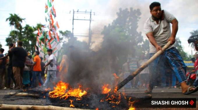 પશ્વિમ બંગાળમાં પંચાયત ચૂંટણી માટે શનિવારે મતદાન યોજાયું હતું. પરંતુ રાજ્યમાં હિંસાનો છૂટો દોર જોવા મળ્યો. મુર્શિદાબાદના ખરગ્રામ, રેઝીનગર, રાણીનગર, ડોમકલથી લઇને કૂત બિહારના દિનહાટા, દક્ષિણ 24 પરગણામાં ભાનાડ, ઉત્તર 24 પરગણાના બસંતી બારાસત સહિત વિસ્તારમાં હિંસક સ્થિતિ જોવા મળી.