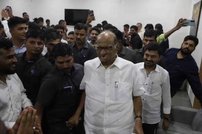 શરદ પવારની આગેવાની હેઠળની NCP એ અજિત પવાર સહિત NCPના નવ ધારાસભ્યો સામે ગેરલાયકાતની અરજી દાખલ કરી હતી, જેઓ અગાઉ મહારાષ્ટ્રમાં ભાજપ-સેના સરકારમાં જોડાયા હતા. એનસીપીના પ્રદેશ અધ્યક્ષ જયંત પાટીલે જણાવ્યું હતું કે નવ ધારાસભ્યોએ મહારાષ્ટ્ર સરકારમાં મંત્રી તરીકે શપથ લીધા તે જ ક્ષણે તેમને ગેરલાયક ઠેરવવામાં આવ્યા હતા. (એક્સપ્રેસ તસવીર પવન ખેંગરે દ્વારા)
