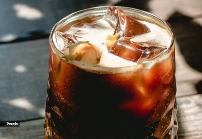 કોલ્ડ ડ્રિંક અને આલ્કોહોલ ઓછા પ્રમાણમાં પીવું, બને ત્યં સુધી પીવાનુંટાળવું (સ્ત્રોત: પેક્સેલ્સ)