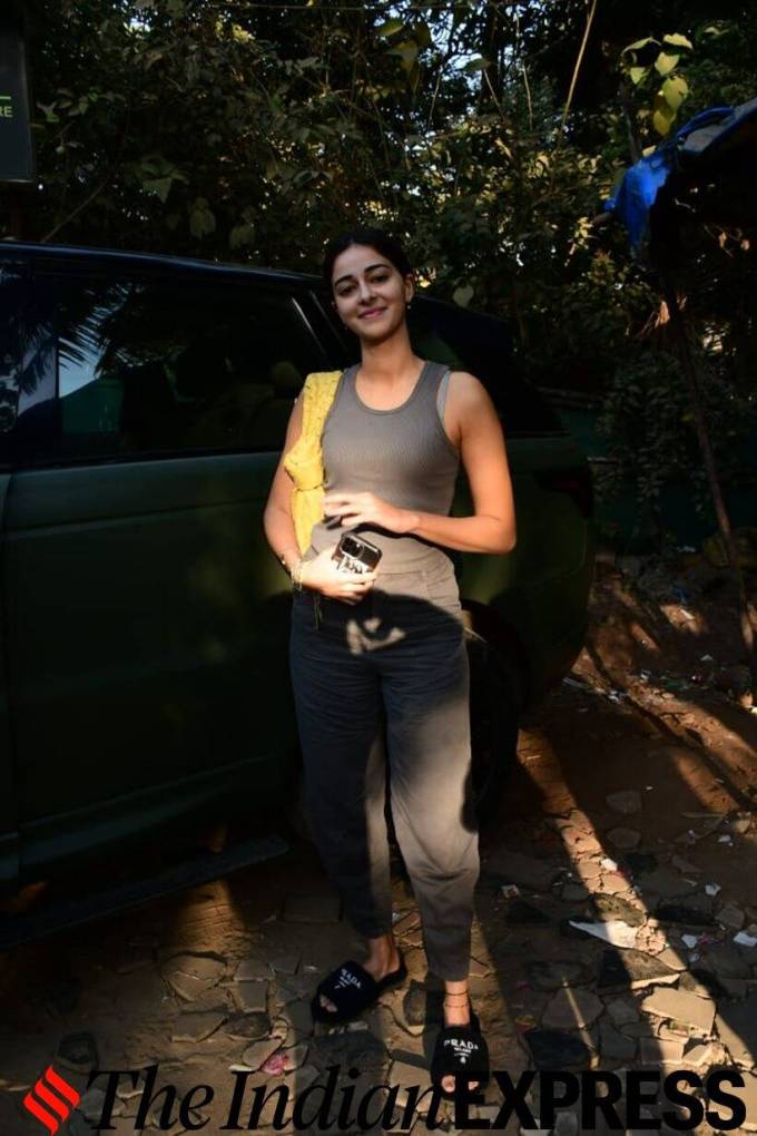 અનન્યા પાંડેનો જીમની બહાર સ્માઇલ આપતો પોઝ ચાહકોના દિલની ધડકન તેજ કરી દેશે. (તસવીર: વરિન્દર ચાવલા)