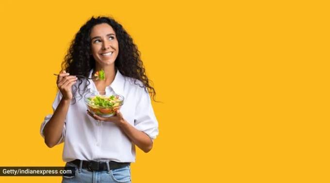 આયર્નથી ભરપૂર ખાદ્યચીજો જેવી કે - લીલા પાંદડાવાળા શાકભાજી, મીટનો ભોજનમાં સમાવેશ કરવો. (સ્રોત: ગેટ્ટી ઈમેજીસ/થિંકસ્ટોક)