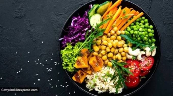 જો આપણે ખોરાકને માહિતી તરીકે અને જીવનશૈલીને દવા તરીકે ગણીએ, તો આપણે જીવનશૈલીના રોગો અને શરીર પર થતી અન્ય હાનિકારક અસરોને રોકવા માટે ખરેખર રોગ નિવારક પગલાંનો ઉપયોગ કરી શકીએ છીએ, એવું ન્યુટ્રિશનિસ્ટ અને લાઇફસ્ટાઇલ કન્સલ્ટન્ટ કરિશ્મા ચાવલાએ જણાવ્યું હતું. આપણે આપણા સ્વાસ્થ્ય સાથે ડિટેક્ટીવ રમવાનું શીખવું જોઈએ અને તંદુરસ્ત અને બિનઆરોગ્યપ્રદ ખોરાક વચ્ચેનો તફાવત ઓળખવામાં સક્ષમ બનવું જોઈએ. અહીં આરોગ્યપ્રદ આહારની અમુક ટીપ્સ આપેલી છે. સિમ્પલ કાર્બોહાઇડ્રેટ્સ કરતાં કોમ્પ્લેક્સ કાર્બોહાઇડ્રેટ્સને પસંદ કરો (સ્રોત: ગેટ્ટી છબીઓ/થિંકસ્ટોક)