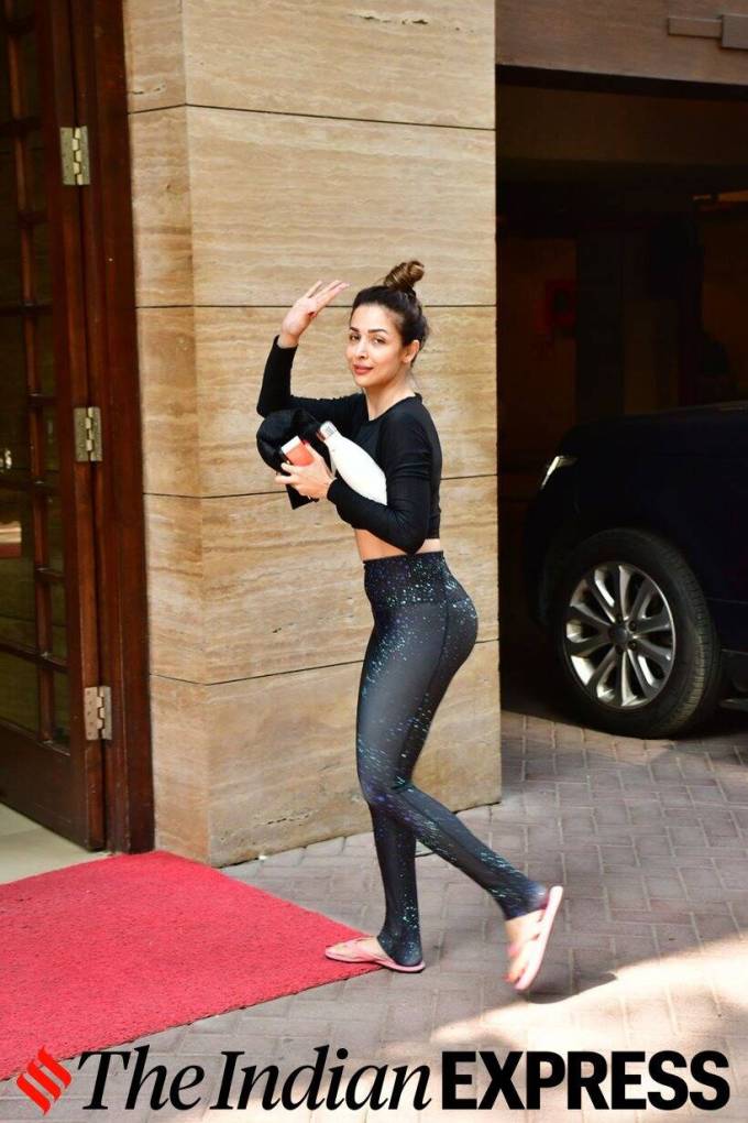 મલાઈકા અરોરા ખાન વધુ એક વખત બ્લેક ક્રોપ ટોપ અને ગેલેક્સી પેટર્નવાળી બ્લેક ટાઈટ્સ સાથે વર્કઆઉટ લૂકમાં દેખાઇ હતી. (તસવીર: વરિન્દર ચાવલા)