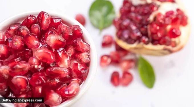 દાડમ ખાવો. દાડમ ખાવા શરીરમાં લોહીની માત્રા વધે છે અને બોડીને એનર્જી પ્રાપ્ત થાય છે.