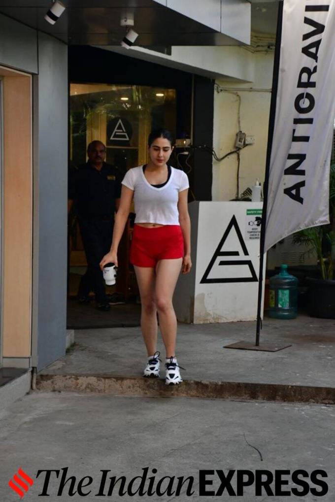 સારા અલી ખાનનો વ્હાઇટ ટોપ અને રેડ શોર્ટ્સ લુક વર્કઆઉટ માટે પરફેક્ટ છે. (તસવીર: વરિન્દર ચાવલા)