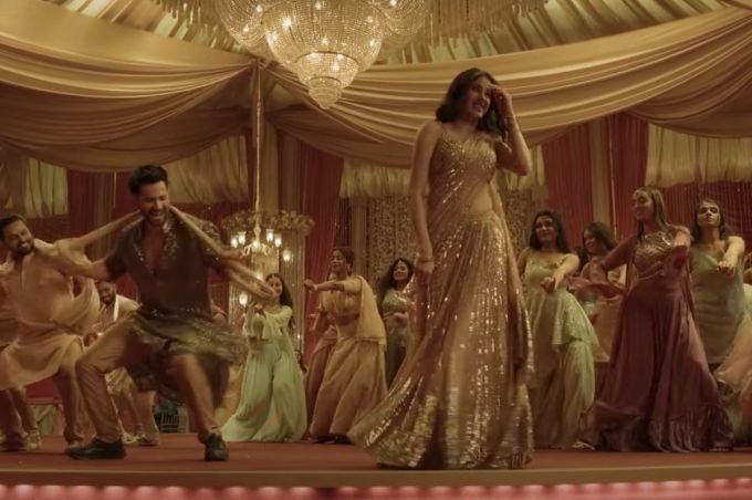 Janhvi Kapoor Photos: જાન્હવી કપૂર અપકમિંગ મુવી બવાલ ને લઇને ચર્ચામાં છે. બોલીવુડ અભિનેત્રી જાન્હવી કપૂર આ ફિલ્મમાં અભિનેતા વરૂણ ધવન સાથે સ્ક્રીન શેયર કરી રહી છે. તાજેતરમાં જ બવાલ ફિલ્મનું ગીત દિલો કી ડોરિયા... રિલીઝ કરાયું છે. આ ગીતમાં જાન્હવી સિફેન્સ સાડીમાં ખૂબસુરત લાગી રહી છે. જાન્હવી કપૂરનો સાડી લુક ફેન્સને ઘાયલ કરનાર છે. જાન્હવી કપૂર આ અગાઉ પણ સાડી લુકમાં જોવા મળી છે. આવો અહીં જોઇએ જાન્હવી કપૂરનો સાડીમાં કાતિલ અંદાજ. (ફોટો - ફિલ્મ સ્ક્રિનશોટ)