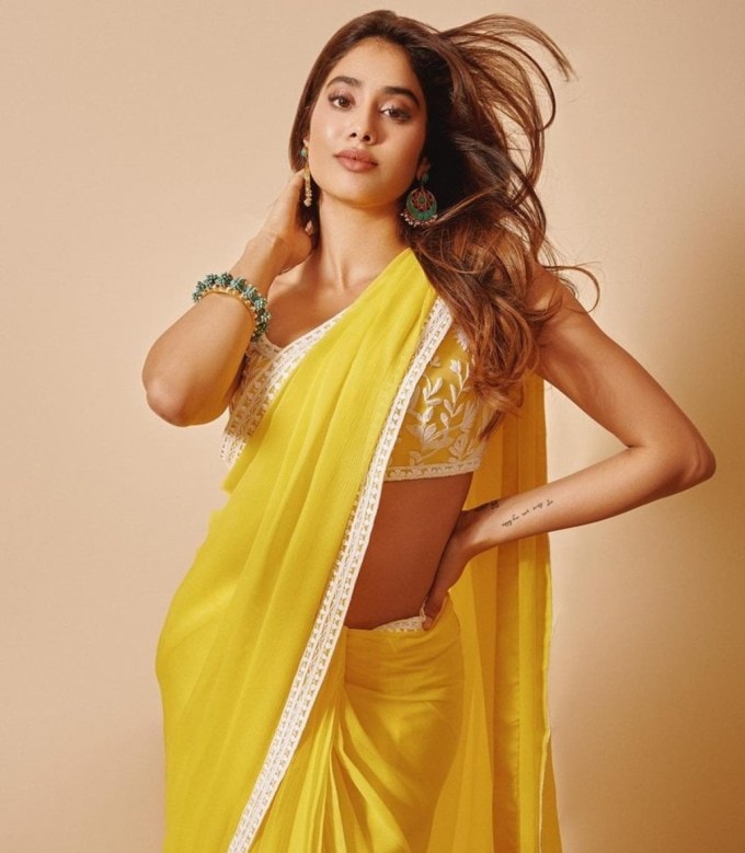 Janhvi Kapoor Photos: જાન્હવી કપૂર સાડી લુકમાં ગોર્જિયસ લાગે છે. આ ફોટોમાં જાન્હવી કપૂર લેસ વર્ક બોર્ડર વાળી પીળી સાડીમાં દેખાય છે. અહીં જાન્હવી કપૂરે સ્લીવલેસ બ્લાઉઝ સાથે ટીમઅપ કર્યું છે. (Photo: @janhvikapoor/instagram)