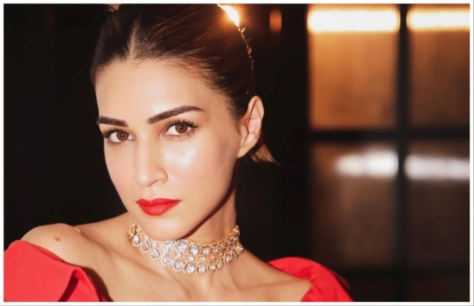 કૃતિ સેનને પોતાના પ્રોડકશન હાઉસ અંગે જાણકારી આપતાં લખ્યું છે કે, આ 9 વર્ષોમાં તેણીએ ઇન્ડસ્ટ્રીમાં રહીને ઘણું શીખ્યું છે. હવે વધુ કંઇક નવું શીખવાનો સમય છે. તેણીએ ખુશી વ્યક્ત કરતાં પોતાની બહેનને પણ અહીં ટેગ કરી છે. (Photos - kritisanon Instagram)