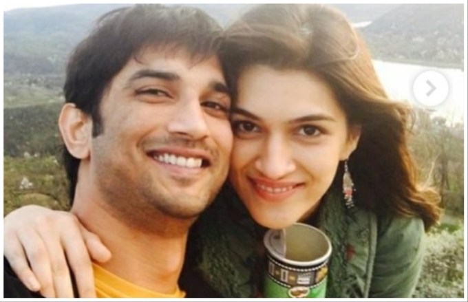 બોલિવૂડ અભિનેત્રી કૃતિ સેનનના ફેન્સને લાગી રહ્યું છે કે, તેણીએ આ પ્રોડકશન હાઉસ દિવગંત અભિનેતા સુશાંત સિંહ રાજપૂતને સમર્પિત છે. (Photos - ટ્વિટર ફેનપેજ સુનીલ કુમાર)