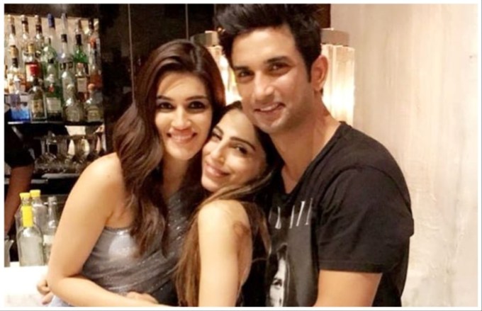 એક પ્રશંસકે રેડિટનો સ્ક્રિનશોટ શેર કર્યો છે. જેમાં કૃતિ સેનન સુશાંત સિંહ સાથે છે અને પુછી રહી છે કે તે બ્લ્યુ બટરફ્લાયનો ઉપયોગ કેમ કરે છે. કૃતિ એ વખતે સુશાંત સિંહ સાથે ડેટ કરી રહી હતી. જવાબમાં સુશાંત સિંહ કહે છે કે, તેને બ્લ્યુ બટરફ્લાય ગમે છે. (Photos - NRMedia)