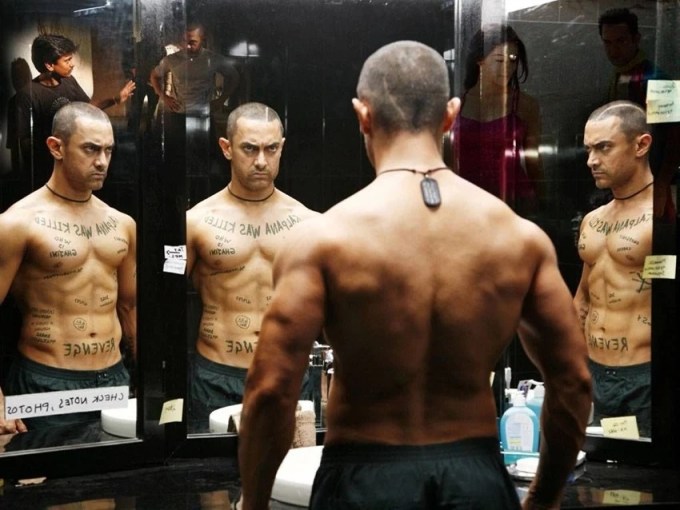 આમિર ખાનઃ 2008માં રિલીઝ થયેલી ફિલ્મ 'ગજની' માટે આમિર ખાન ટકલાના લૂકમાં જોવા મળ્યો હતો. (પીસી: સ્ટિલ ફ્રોમ ફિલ્મ)