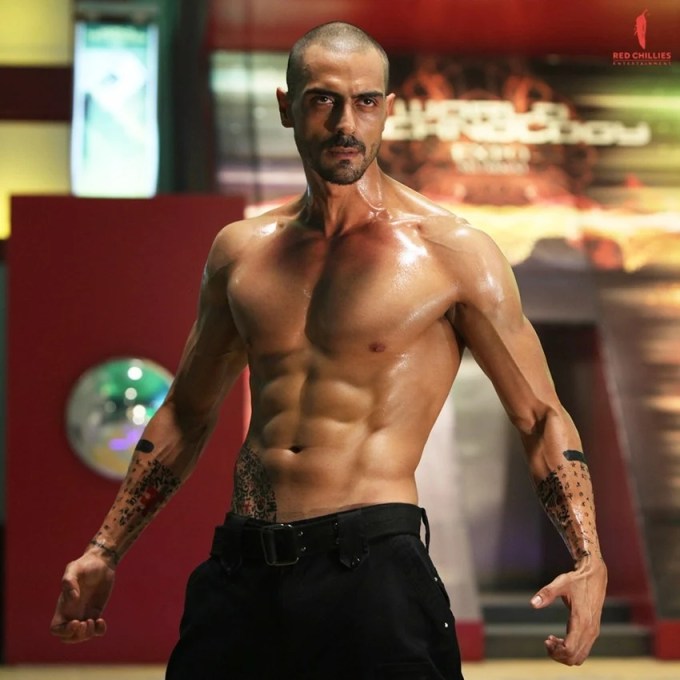 અર્જુન રામપાલઃ 2011માં રિલીઝ થયેલી રા વન ફિલ્મ  માટે અર્જુન રામપાલે ટકલો કરાવ્યો હતો. (પીસી: સ્ટિલ ફ્રોમ ફિલ્મ)