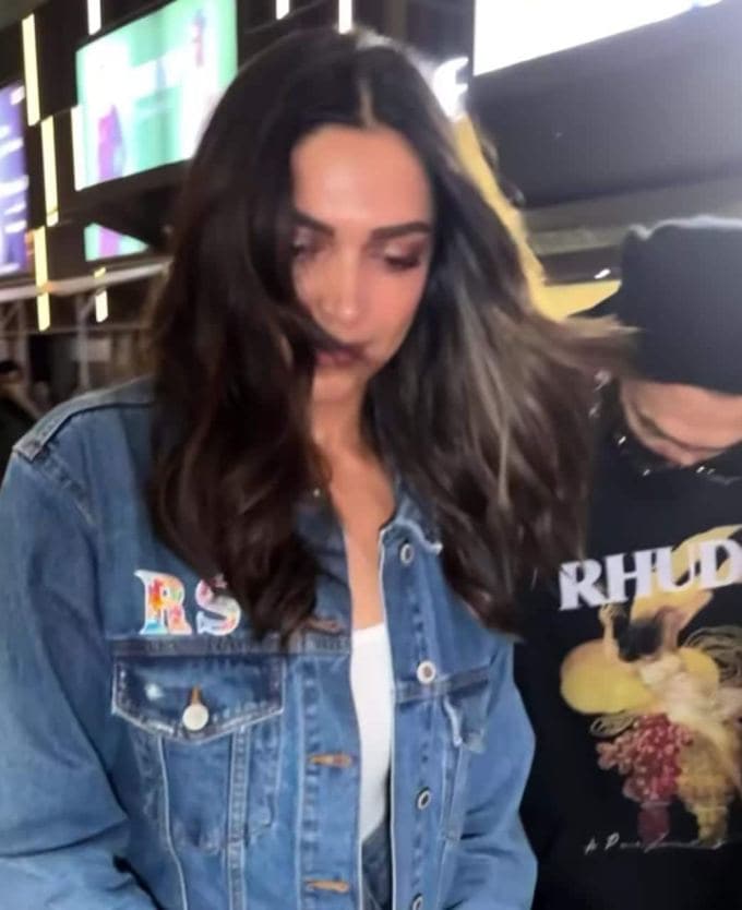 અભિનેત્રીના જેકેટના આગળના ભાગમાં આરએસ (રણવીર સિંહ)નો લોગો સ્પષ્ટ દેખાતો હતો.