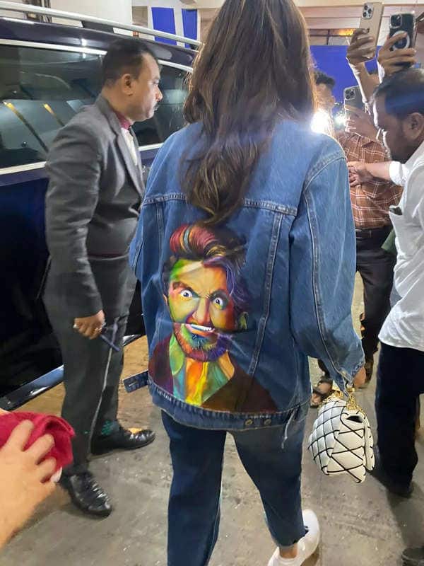 દીપિકાના જેકેટની પાછળ રણવીર સિંહનો રંગીન ફોટો જોવા મળ્યો હતો.