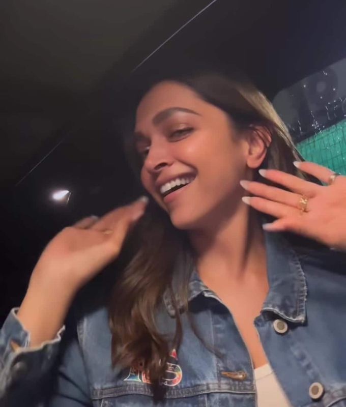 આ વખતે દીપિકા પાદુકોણે પહેરેલા ડેનિમ જેકેટે સૌનું ધ્યાન ખેંચ્યું હતું.