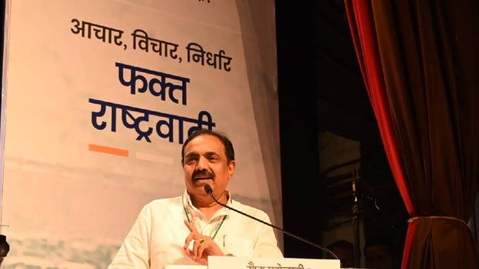 જયંત પાટીલે કહ્યું, "સરકારની ચા પાર્ટીને લઈને વિરોધ પક્ષના નેતા સાથે બેઠક ચાલી રહી હતી. ત્યારે અચાનક સુપ્રિયા સુલેનો ફોન આવ્યો અને કહ્યું કે શરદ પવારે ફોન કર્યો છે. તે સમયે મંત્રી, ડેપ્યુટી સ્પીકર ડૉ. વિધાનસભા અને પ્રફુલ્લ પટેલ યશવંતરાવ ચવ્હાણ કેન્દ્રમાં હાજર હતા."