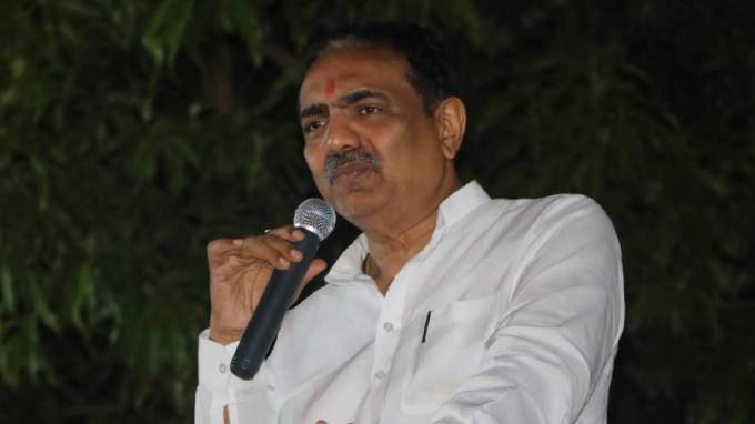 કોંગ્રેસ, શિવસેના અને અમે વિપક્ષના નેતા પદને લઈને ચર્ચા કરી છે. જો એનસીપીના ધારાસભ્યોની સંખ્યા ઓછી થશે તો વિપક્ષના નેતાની જવાબદારી કોંગ્રેસ પર જશે. રાષ્ટ્રવાદી જયંત પાટીલે માહિતી આપી હતી કે સત્ર શરૂ થયા બાદ વિપક્ષના નેતા પદ પર નિર્ણય લેવામાં આવશે.