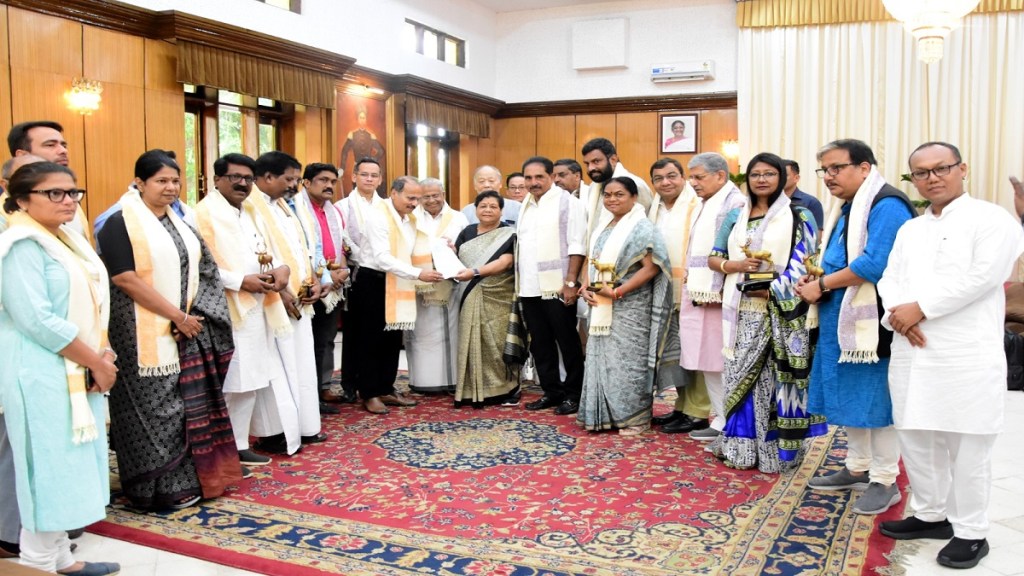 પીડિત મહિલાઓ સાથે મુલાકાત, રાહત કેમ્પમાં ખરાબ વ્યવસ્થા, 3 મહિનાથી સળગી રહેલા મણિપુરમાં INDIA ગઠબંધને શું જોયું? પીડિત મહિલાઓ સાથે મુલાકાત, રાહત કેમ્પમાં ખરાબ વ્યવસ્થા, 3 મહિનાથી સળગી રહેલા મણિપુરમાં INDIA ગઠબંધને શું જોયું?