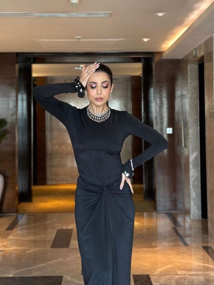 49 વર્ષની ઉંમરે પણ મલાઈકા પોતાની ખૂબસૂરતીથી બોલિવૂડની નવી એક્ટ્રેસીસને ટક્કર આપે છે. (ફોટો ક્રેડિટ tanghvari insta)