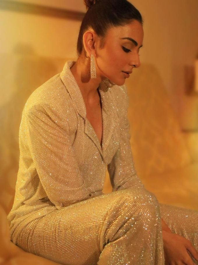 રકુલ પ્રીતે આ લૂક તેના ઇન્સ્ટાગ્રામ પર શેર કર્યો છે. રકુલ પ્રીત સિંહનું ઇન્સ્ટાગ્રામ આવી હોટ અને ગલ્મેરસ તસવીરોથી ભરેલું છે. (ફોટો ક્રેડિટ રકુલ પ્રીત સિંહ ઇન્સ્ટાગ્રામ)