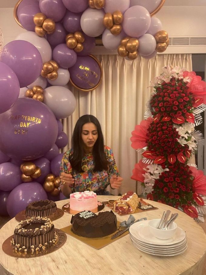 રકુલ પ્રીત સિંહ ચોકલેટ લવર પણ છે. હાલામં જ તેને ચોકલેટ ડેની ઉજવણી કરી હતી. આ તસવીર પરથી જોવા મળી રહ્યું છે કે, અભિનેત્રી ચોકલેટની કેટલી દીવાની છે.  (ફોટો ક્રેડિટ રકુલ પ્રીત સિંહ ઇન્સ્ટાગ્રામ)