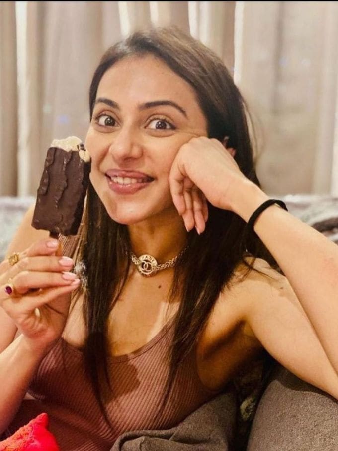 રકુલ પ્રીત સિંહની ચોકલેટ કેન્ડી સાથે એક તસવીર.  (ફોટો ક્રેડિટ રકુલ પ્રીત સિંહ ઇન્સ્ટાગ્રામ)